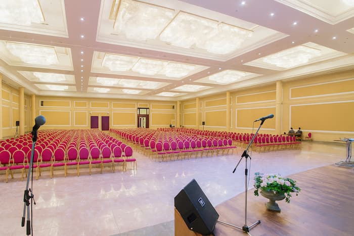 Hotelowa przestrzeń do pracy z biurkami i krzesłami