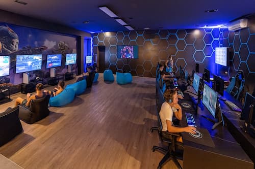 Pokój gier z ekranami i wygodnymi fotelami
