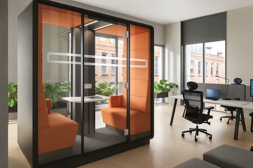 Hotelowa sala spotkań z dużym stołem i ekranem