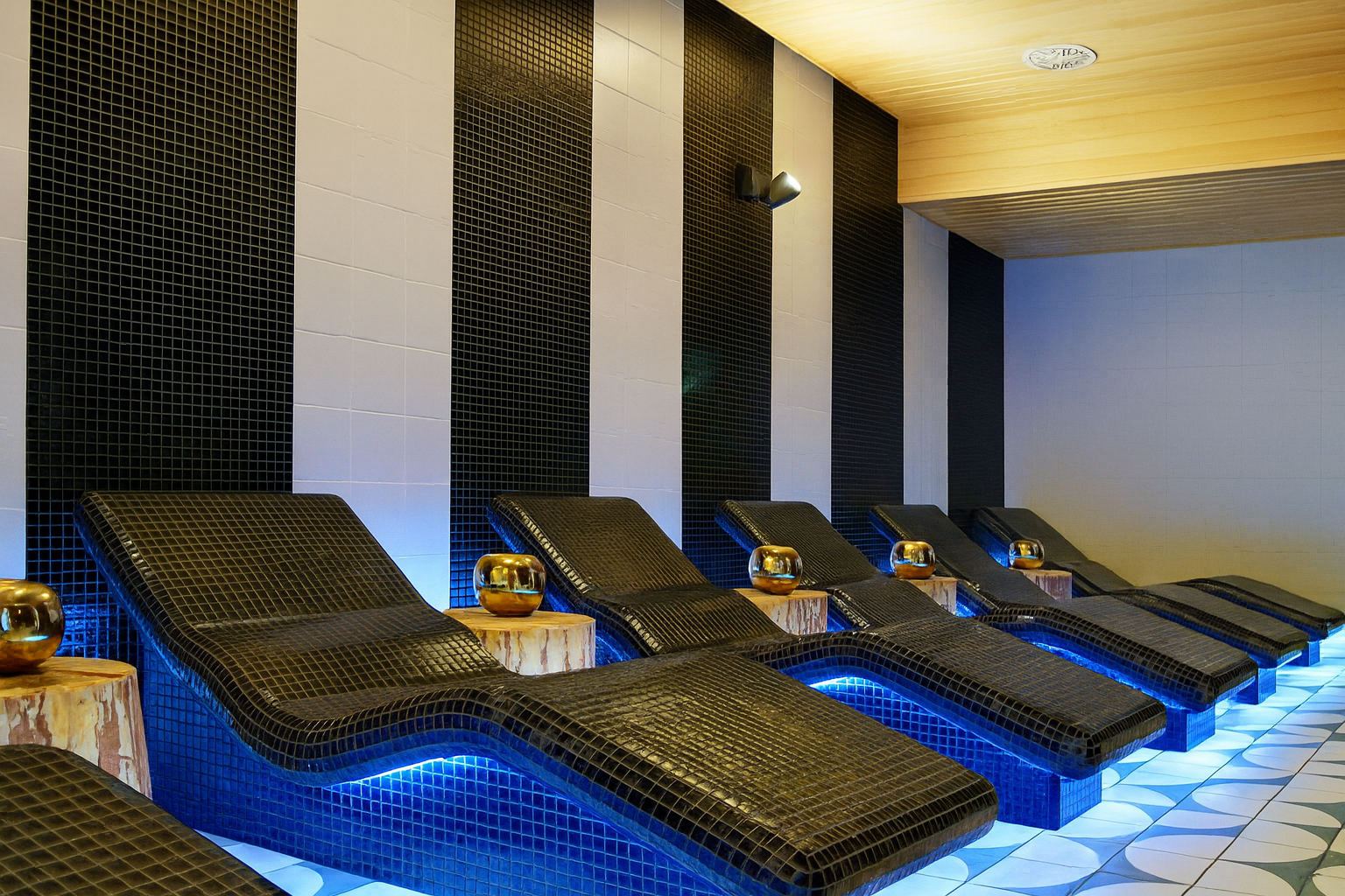 Strefa relaksu z leżankami i spokojnym oświetleniem