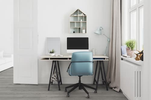 Jasny pokój hotelowy z dużym łóżkiem i biurkiem do pracy