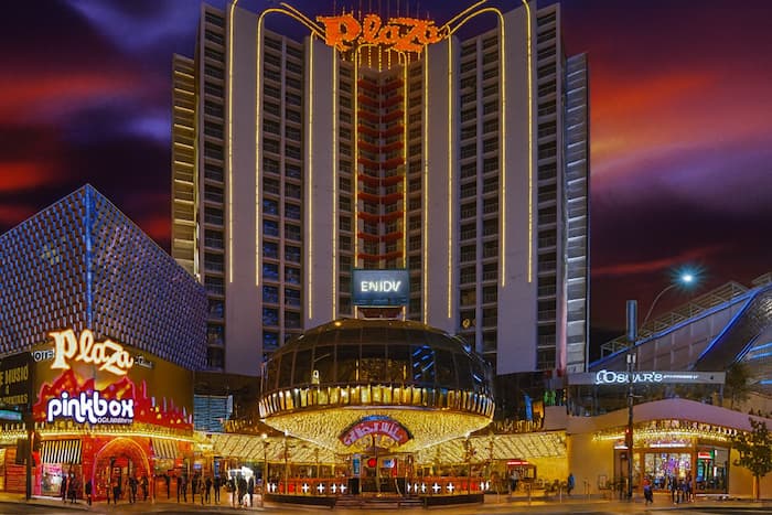 Nowoczesny hotel z jasną strefą wypoczynku i recepcją