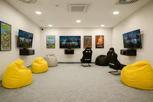 Hotelowa przestrzeń z ekranami i stołami do gier