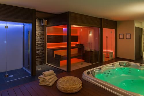 Strefa wellness z leżankami i delikatnym oświetleniem