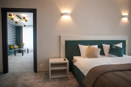 Standardowy pokój hotelowy z łóżkiem i biurkiem